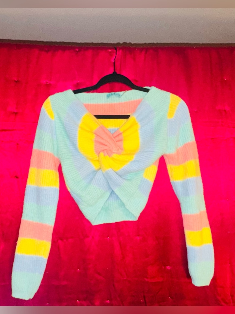 👑 SUPER CUTE SIZE M TWIST CROPPED SWEATER